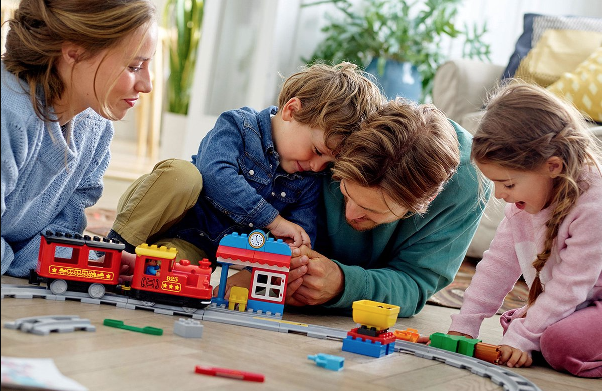 familie met LEGO Duplo trein